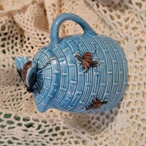 Bumblebee pitcher with lid